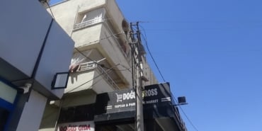 ONARMAK İÇİN ÇIKTIĞI ELEKTRİK DİREĞİNDE AKIMA KAPILARAK YERE ÇAKILDI DEHŞET ANLARI KAMERAYA YANSIDI HASTANEYE KALDIRILAN ELEKTRİK USTASI YOĞUN BAKIMA ALINDI