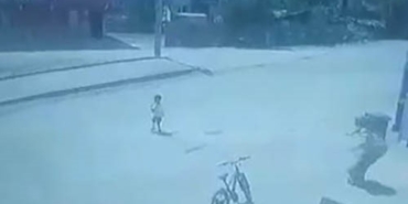 KOŞARAK CADDEYE ÇIKAN 4 YAŞINDAKİ ÇOCUĞA OTOMOBİL BÖYLE ÇARPTI KAZA ANI KAMERADA