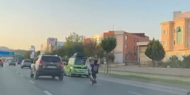 TRAFİKTE MOTOSİKLETİYLE AKROBASİ YAPTI