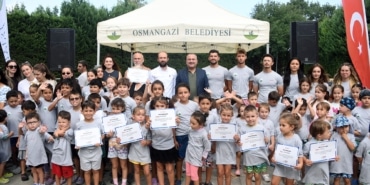 OSMANGAZİ'DE MİNİKLER YAZ TATİLİNDE YÜZMEYİ ÖĞRENDİ