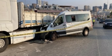 ÖĞRENCİLERİ MERSİN'E TATİLE GETİREN MİNİBÜS KAZA YAPTI: 2 ÖLÜ, 10 YARALI DİYARBAKIR'DAKİ YURT ÇOCUKLARINI MERSİN'E TATİLE GETİREN MİNİBÜSÜN, PARK HALİNDEKİ TIRA ARKADAN ÇARPMASIYLA MEYDANA GELEN KAZADA 1'İ ÇOCUK 2 KİŞİ ÖLDÜ
