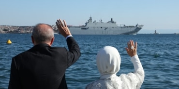 CUMHURBAŞKANI ERDOĞAN, BOĞAZ GEÇİŞİ YAPAN 9 GEMİYİ SELAMLADI TCG ANADOLU VE SAVARONA YATININ DA ARALARINDA BULUNDUĞU 9 GEMİ İSTANBUL BOĞAZI'NDAN GEÇTİ