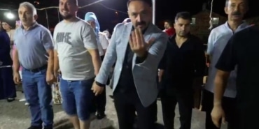 DÜĞÜNDE DRONA PARA TAKARKEN ELİNDEN OLUYORDU DÜĞÜN SAHİBİ HALAYDA KENDİSİNİ GÖRÜNTÜLEYEN DRONA PARA TAKARKEN ELİNİ PERVANELERE KAPTIRDI