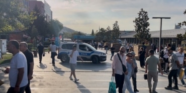 BIÇAKLA GELDİ TEK YUMRUKTA YERE SERDİ...O ANLAR KAMERADA BURSA'DA HUSUMETLİSİNE BIÇAKLA SALDIRDI, TEK YUMRUKLA YERE SERDİ