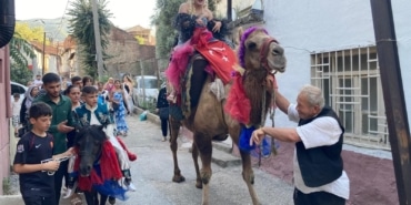 BÖYLE DÜĞÜN GÖRÜLMEDİ, ANNE DEVEYE SÜNNET ÇOCUĞU MİDİLLİYE BİNDİ