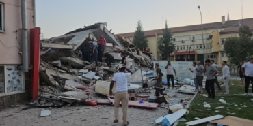 BALIKESİR SINDIRGI'DA 6.1'LİK DEPREM 1 EV YIKILDI CİDDİ HASAR GÖREN YAPILAR VAR