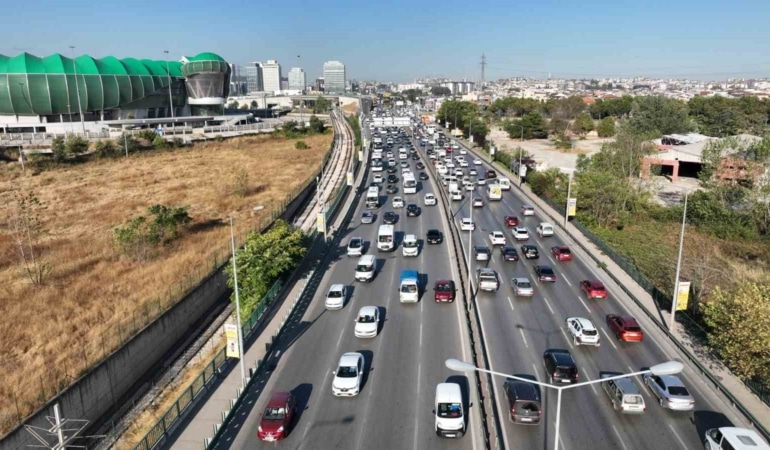 BURSA’DA OKULLARIN İLK GÜNÜ TRAFİKTE YOĞUNLUK YAŞANMADI