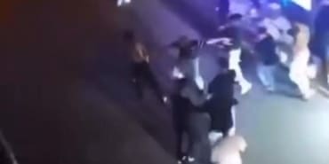 KALABALIK BİR GRUP TARAFINDAN DARP EDİLEN GENÇ ESNAFA SIĞINDI