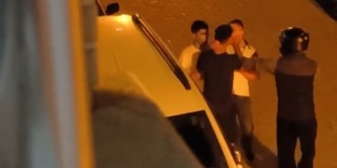 KÖŞEYE SIKIŞTIRDIKLARI GENCİ ÖNCE DÖVÜP SONRA MOTOR ANAHTARINI ALDILAR