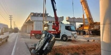 KONTROLDEN ÇIKAN OTOMOBİL ÜST GEÇİT İNŞAATINA DÜŞTÜ: 4 KİŞİ YARALANDI