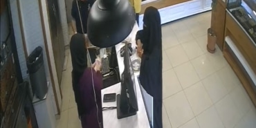 BURSA'DA PASTANEDE 'YIRTIK PARA' YÖNTEMİYLE TIRNAKÇILIK KAMERADA