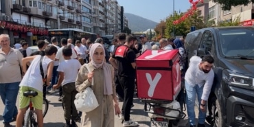 BURSA'DA YOLUN KARŞISINA GEÇEN 2 KADINA MOTOSİKLET ÇARPTI YARALILARIN YARDIMINA VATANDAŞLAR KOŞTU