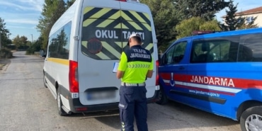 ÖĞRENCİLERİN GÜVENLİ YOLCULUĞU İÇİN JANDARMA GECE GÜNDÜZ YOLLARDA OKULLAR AÇILDI, JANDARMA TRAFİK DENETİMLERİNİ ARTTIRDI
