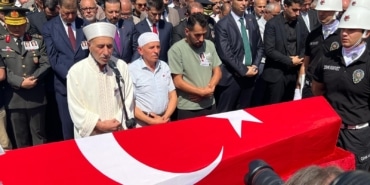 İZMİR'DE ŞEHİT DÜŞEN POLİSLERE SON GÖREV CENAZE NAMAZINI ŞEHİDİN BABASI KILDIRDI ŞEHİT POLİS BAŞMÜFETTİŞİ MUHSİN AYDEMİR VE POLİS MEMURU HASAN AKIN SON YOLCULUĞUNA UĞURLANDI