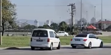 ANAYOLDA GERİ GERİ İLERLEDİ, KAZAYA KARIŞTI OLAY YERİNDEN BÖYLE KAÇTI