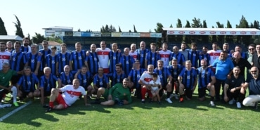 FUTBOLUN EFSANELERİ KARACABEY İÇİN SAHAYA ÇIKTI