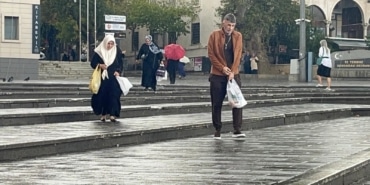 BURSALILAR YAĞMURA HAZIRLIKSIZ YAKALANDI