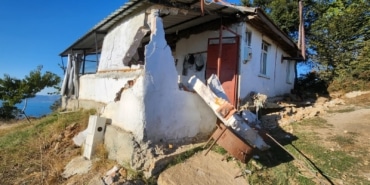 MADEN OCAĞI YAKININDA OLUŞAN YARIKLAR EVİ İKİYE BÖLDÜ