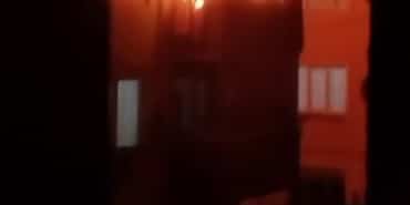 KURTULMAK İÇİN ÇIKTIKLARI BALKON SONLARI OLDU 8 KİŞİNİN BULUNDUĞU EVDE ÇIKAN YANGINDA 5 KİŞİ KAÇMAYI BAŞARIRKEN, KENDİLERİNİ BALKON ATAN BİRİ ÇOCUK 2 KADIN YANARAK CAN VERDİ KAÇAK YAPAN TELEVİZYON FİŞİNDEN ÇIKAN YANGIN SONRASI PANİKLE BALKONA KAÇAN BİRİ ALZHEİMER HASTASI 2 KADIN VE BİR ÇOCUK, BALKONA AÇILAN ODA ALEV TOPUNA DÖNÜNCE BİR DAHA GERİ DÖNEMEDİ