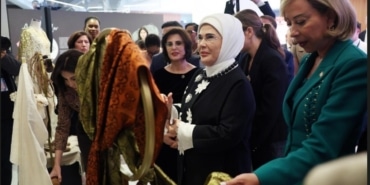 EMİNE ERDOĞAN'IN AMERİKA TEMASLARINA BURSA İPEĞİ DAMGASINI VURDU ANADOLU'NUN İPEKSİ MİRASI NEW YORK'TA BURSA İPEĞİ NEW YORK TÜRKEVİ'NDE DÜNYAYA TANITILDI