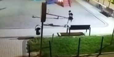 BURSA'DA ÇOCUKLAR OYUN PARKINI ATEŞE VERDİ