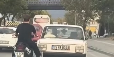 TEK AYAĞIYLA İNANILMAZ KURTARIŞ BURSA'DA BİR GENÇ MOTOSİKLETİYLE OTOMOBİLİ İTTİ