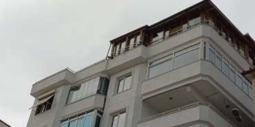 GÜLLÜ'NÜN ÖLÜMÜYLE İLGİLİ SORUŞTURMADA YENİ DETAYLAR GÜLLÜ, BİR HAFTA ÖNCE AYNI YERDE DÜŞTÜ, POLİSE İFADE VERDİ YAPAY ZEKALI GÜVENLİK KAMERASI GÖRÜNTÜLERİ KRİMİNAL LABORATUVARINDA İNCELENİYOR GÜLLÜ'NÜN OĞLU: "ANNEM ALKOL İÇTİĞİNDE DENGESİ KAYBOLUR YERE DÜŞER"