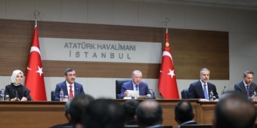 CUMHURBAŞKANI ERDOĞAN BM GENEL KURULU İÇİN AMERİKA'YA GİTTİ CUMHURBAŞKANI ERDOĞAN: "BM'NİN MEVCUT YAPISININ KENDİSİNE VERİLEN ASLİ GÖREVLERİ İFA ETMEKTE YETERSİZ KALDIĞINI GÖRÜYORUZ" "GENEL KURUL'DAKİ KONUŞMAMDA GAZZE'DEKİ İNSANİ FELAKET VE MEZALİMİ GÜNDEME GETİRECEĞİM" "BİRÇOK ÜLKE BM GENEL KURULU'NDA FİLİSTİN'İ TANIYACAK" "25 EYLÜL'DE SAYIN TRUMP İLE GÖRÜŞME GERÇEKLEŞTİRECEĞİZ" "SURİYE'Yİ YALNIZ BIRAKMAYACAĞIZ, GÜÇLENMESİ İÇİN ELİMİZDEN GELEN BÜTÜN İMKANLARI KULLANACAĞIZ"