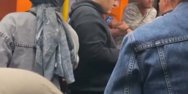 METRODA YAKA PAÇA KAVGA ÇIKTI, GÜVENLİK ARAYA ZOR GİRDİ
