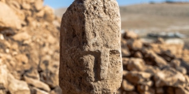 KARAHANTEPE'DE TARİHTE BİR İLK: İNSAN YÜZLÜ T BİÇİMLİ DİKİLİTAŞ BULUNDU