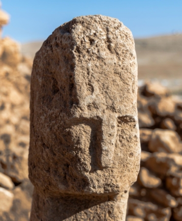 KARAHANTEPE'DE TARİHTE BİR İLK: İNSAN YÜZLÜ T BİÇİMLİ DİKİLİTAŞ BULUNDU