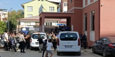 ELAZIĞ'DA FURKAN HAREKETİ ÜYELERİ ZABITA MÜDÜRLÜĞÜNÜ BASTI İZİN VERİLMEYEN MİTİNGİN TOPLANAN PANKARTLARINI ALMAK ÜZERE ELAZIĞ BELEDİYESİ ZABITA MÜDÜRLÜĞÜNE SALDIRAN FURKAN HAREKATI ÜYELERİNE ÇEVİK KUVVET EKİPLERİ MÜDAHALE ETTİ