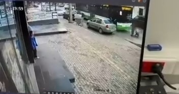 BURSA'DA OTOBÜS VE KAMYONETİN ALTINDA KALDILAR YAŞANAN KAZA ANLARI SANİYE SANİYE GÜVENLİK KAMERALARINA YANSIDI