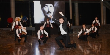 ATATÜRK'ÜN BURSA'YA GELİŞİNİN 103'ÜNCÜ YIL DÖNÜMÜ OSMANGAZİ'DE MUHTEŞEM GÖSTERİYLE KUTLANDI GENÇLİK VE CUMHURİYET DANSI İZLEYENLERİ KENDİNE HAYRAN BIRAKTI