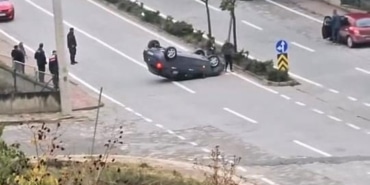 KONTROLDEN ÇIKAN OTOMOBİL TAKLA ATTI