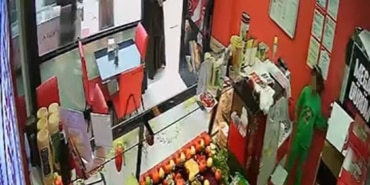 KADINLAR ÇOCUĞA DÜKKANDAKİ KASADAN 3 BİN LİRAYI BÖYLE ÇALDIRDI