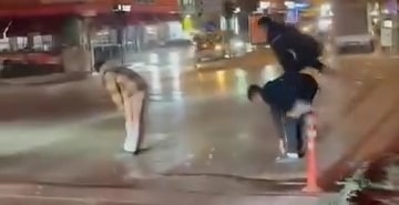 YAYA GEÇİDİNDEN KARŞIYA BİRDİRBİR OYNAYARAK GEÇTİLER