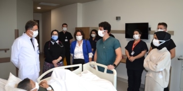 FEDAKÂR BABADAN OĞLUNA EN ANLAMLI HEDİYE: 9 YAŞINDAKİ OĞLUNA BÖBREĞİNİ VERDİ. BURSA ŞEHİR HASTANESİ'NDE CANLIDAN CANLIYA ORGAN NAKLİ GERÇEKLEŞTİRİLDİ.