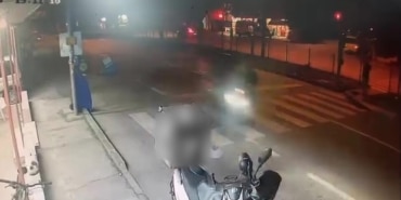 MOTOSİKLETLİ KURYENİN ÇARPTIĞI YAŞLI ADAM KANLAR İÇİNDE YERE YIĞILDI