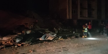 BALIKESİR'DE DEPREMDE BİR BİNA YIKILDI