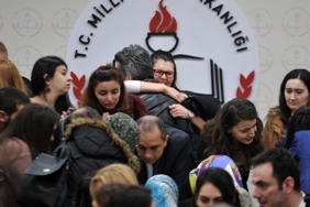 20 BİN SÖZLEŞMELİ ÖĞRETMENİN ATAMASI YAPILDI ATAMALARIN BAŞLAMASIYLA SALONDAN ÇIĞLIKLAR YÜKSELİRKEN, BAZI ADAYLAR AİLELERİNE SARILARAK SEVİNÇ GÖZYAŞLARI DÖKTÜ