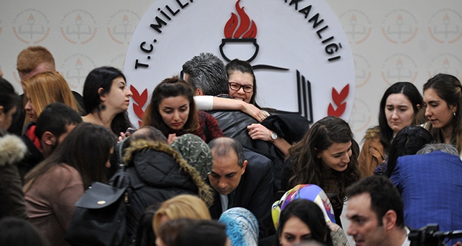 20 BİN SÖZLEŞMELİ ÖĞRETMENİN ATAMASI YAPILDI ATAMALARIN BAŞLAMASIYLA SALONDAN ÇIĞLIKLAR YÜKSELİRKEN, BAZI ADAYLAR AİLELERİNE SARILARAK SEVİNÇ GÖZYAŞLARI DÖKTÜ