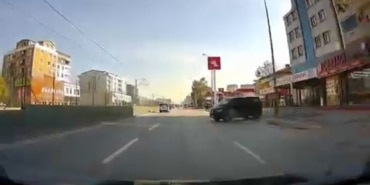 FRENİ BOŞALAN MİNİBÜS ÜÇ ŞERİTLİ YOLA İNDİ, KAMYONET SÜRÜCÜSÜ KAZADAN KIL PAYI KURTULDU