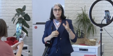 MÜŞTERİLERİ ADINA KREDİ ÇEKTİ, ŞİKAYETLER ÜZERİNE GÖZALTINA ALINDI BURSA'NIN İZNİK İLÇESİNDE BİR BEYAZ EŞYA ANA BAYİSİ KADIN, YÜZLERCE MÜŞTERİSİNİ MAĞDUR ETTİ GÖZALTINA ALINDI