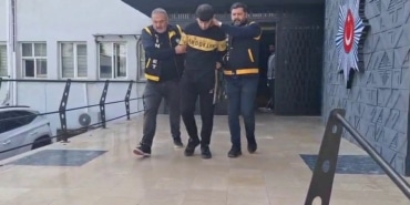 45'TEN FAZLA BIÇAK DARBESİYLE EŞİNİ ÖLDÜREN ŞÜPHELİ ADLİYEYE SEVK EDİLDİ KAN DONDURAN İFADESİ ORTAYA ÇIKTI "ÇOCUKLARA BAKMAMI İSTEDİ"