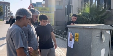 FOTOĞRAFI GÖREN UZUN UZUN BAKTI: "KIZLARINIZI BU ADAMDAN UZAK TUTUN" YAZILI AFİŞLER ORTALIĞI KARIŞTIRDI VATANDAŞLAR, "BUNU ASAN KİŞİNİN DOĞRU SÖYLEDİĞİNİ NEREDEN BİLELİM? BELKİ İFTİRA ATIYORDUR. YAPTIKLARI ÇOK AYIP DEĞİL Mİ" DEDİ