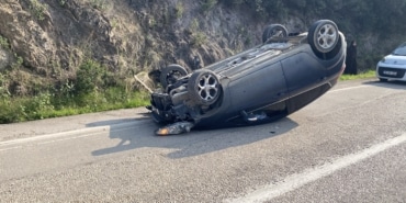 KAYALARA ÇARPAN OTOMOBİL TAKLA ATTI, EMNİYET KEMERİ SAYESİNDE KURTULDULAR