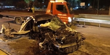BURSA'DA OTOMOBİL, ÖNCE DİREĞE ARDINDAN MİNİBÜSE ÇARPARAK SAVRULDU: 6 YARALI