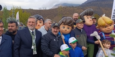 BURSA'DA YANAN ORMANLAR MİLLİ AĞAÇLANDIRMA GÜNÜ'NDE YENİDEN YEŞERİYOR BURSA'DA YEŞİL VATAN SEFERBERLİĞİ: 96 BİN FİDAN TOPRAKLA BULUŞTU