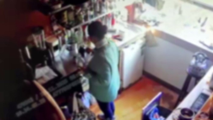 BEYOĞLU'NDA KAFEDE KAHVE YERİNE BULAŞIK DETERJANI İÇİRİLEN KADIN ZEHİRLENDİ KADINI ZEHİRLEYEN KAHVENİN HAZIRLANDIĞI ANLAR KAMERADA KADININ HAYATİ TEHLİKESİNİN DEVAM ETTİĞİ ÖĞRENİLDİ